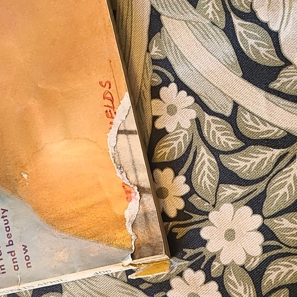 Vintage Vogue UK Magazine April 1 1975 - Picture 2 of 5